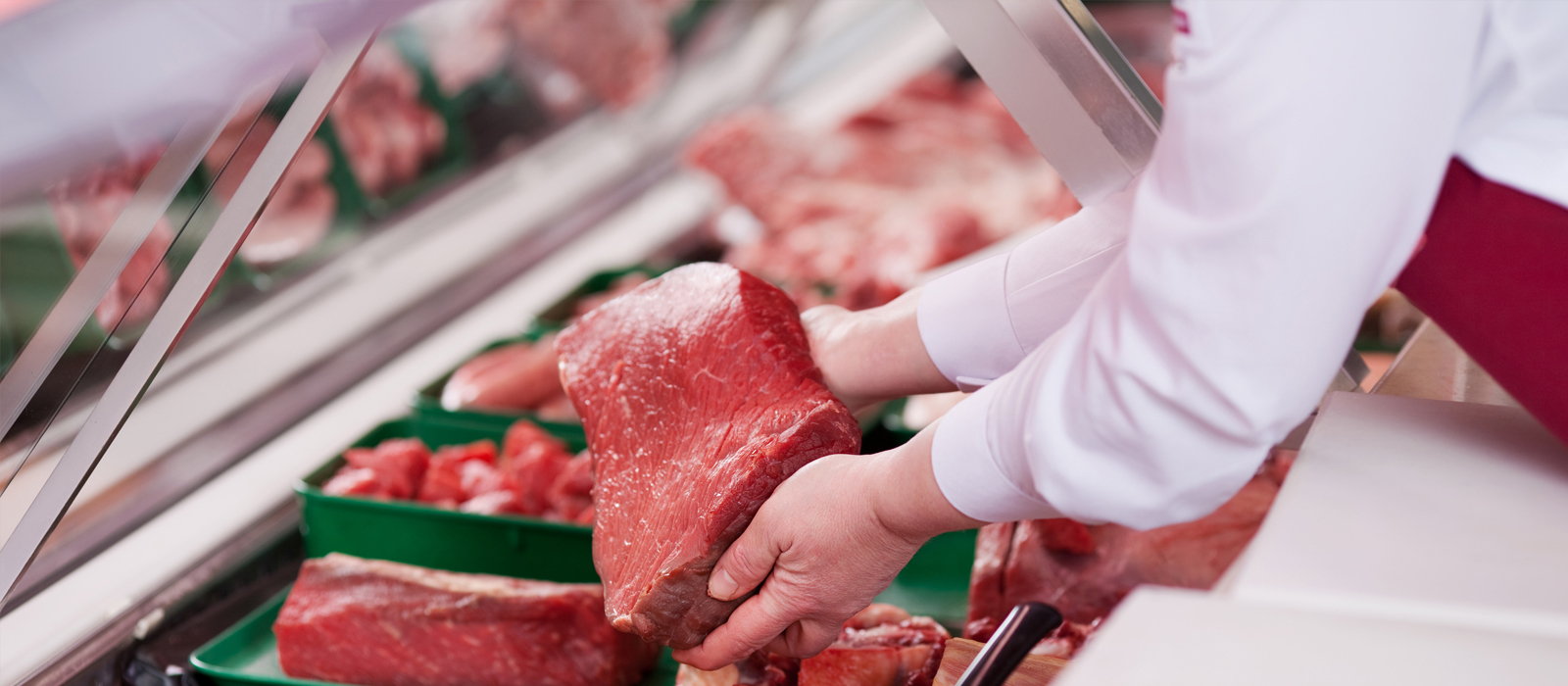Безопасность мяса птицы. Продавец мяса и мясной продукции. Мясные полуфабрикаты на прилавке. Мясо на прилавке. Реализация мяса.